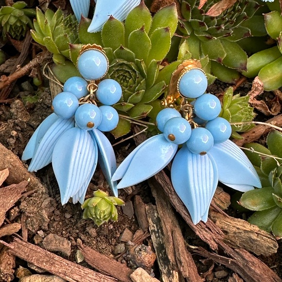 INCREDIBLE 1940's Celluloid Leaf Cornflower Blue Bracelet and Clip Earring Set - Picture 5 of 9